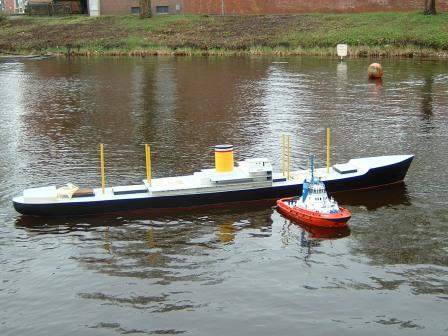Endlich mal eine richtige Aufgabe fr die Schlepper. [Foto:Holger]
